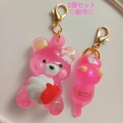 いちごソーダくまちゃんと仲良しねこちゃんチャーム 2個セット - メルカリ