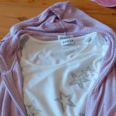 淡いピンクのパーカーとビジュTシャツのサムネイル