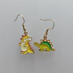 恐竜モチーフ ハンドメイド ピアス 値下げ中のサムネイル