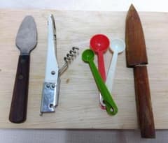 【調理器具4点】（缶切り・バターナイフ・計量スプーン・木鞘付き小型ナイフ）