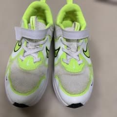 NIKE キッズ スニーカー 運動靴 COSMIC RUN イエロー 22cmのサムネイル