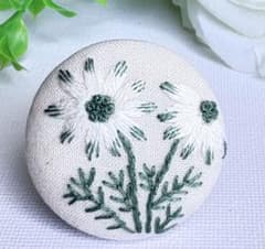 お値引き　フランネルフラワー　刺繍　ハンドメイド　ブローチ　くるみボタン　生成りのサムネイル