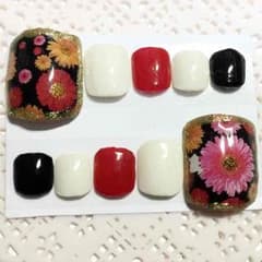 ペディチップ♡春夏♡大人デイジーフラワーネイルのサムネイル