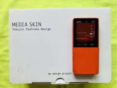 au media skin 【ブラック】　吉岡徳仁デザイン 透明なケータイ、内部構造もデザイン――吉岡徳仁氏が手がけたiida端末