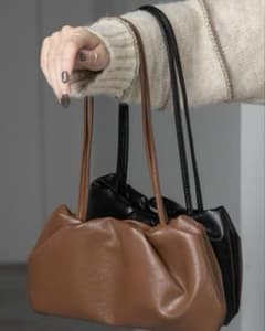amiur minimal tuck bagのサムネイル