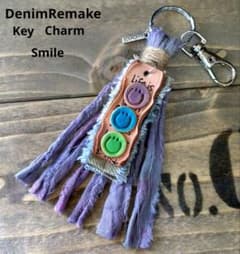 デニムリメイク☆革タグ付きタッセルキーホルダー•② - メルカリ