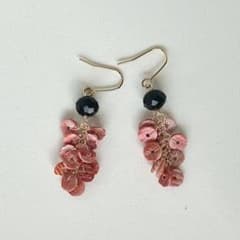 天然石 緋扇貝とブラックオニキスのピアス/イヤリングのサムネイル