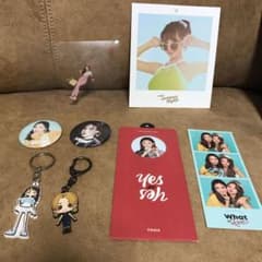 TWICE アルバムトレカ 缶バッジ キーホルダーのサムネイル
