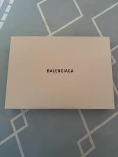 BALENCIAGA ギフトボックス 箱　リボン付き　空箱のサムネイル