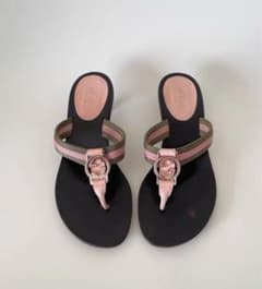 Gucci GGロゴトングサンダル ピンク・グリーン - メルカリ