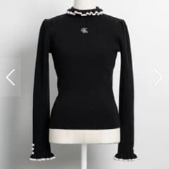 pium プチタートルフリルリブニットトップス ブラックピンク - メルカリ