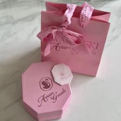 SWAROVSKI ArianaGrande ギフトボックス ショッパー ピンクのサムネイル