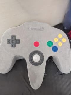ニンテンドーミュージアム 64コントローラー クッション - メルカリ