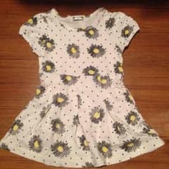 女の子 花柄ワンピースのサムネイル