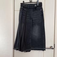 【さく様専用】sacaiのブラックデニムスカートのサムネイル