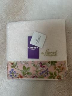 新品・未使用　LIBERTY 花柄タオルハンカチのサムネイル
