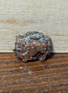 目貫　唐獅子牡丹　帯留め　煙管入れ　金工　前金具 目貫 唐獅子牡丹 帯留め 煙管入れ 金工 前金具 - メルカリ