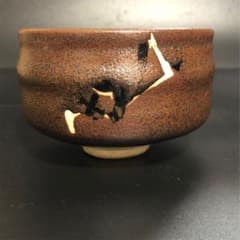 A mysteriously patterned matcha tea bowl was found in the storage room where the belongings of a deceased person were being sorted. (Tea ceremony utensils, antique art, pottery)