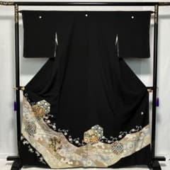 D949 黒留袖　花刺繍　華文　金駒刺繍　落款入　しつけ糸付き未使用極美品 D949 黒留袖 花刺繍 華文 金駒刺繍 落款入 しつけ糸付き未使用極美品