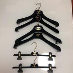 Chanel ブラックベルベットハンガー 5本セット　正規品 CHANEL ベルベットハンガー 5本セット 洋服カバー白、ショッパー白付き