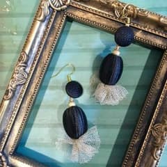 ☆アンティーク調 大ぶりピアス（ボタン・ゴールド・刺繍モチーフチュール）☆のサムネイル
