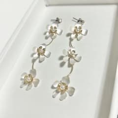 フラワーモチーフ ロングピアス ホワイト ゴールド 花 ピアスのサムネイル