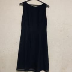 シンプル黒ワンピのサムネイル
