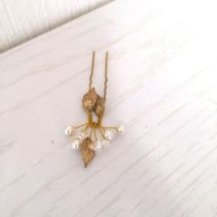 金色の葉とパールのヘアピンのサムネイル