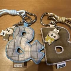 POP MART キーホルダー 2個セット　ラブブのサムネイル
