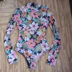 BILLABONG　フラワープリント長袖ワンピース水着　ラッシュガードのサムネイル