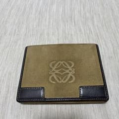 ロエベ二つ折り財布のサムネイル