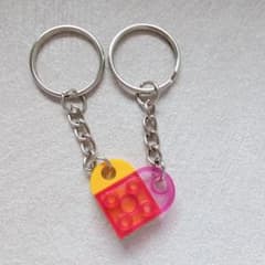 【黄色×クリアピンク】レゴ風ブロックハートキーホルダー♡イニシャル無verのサムネイル