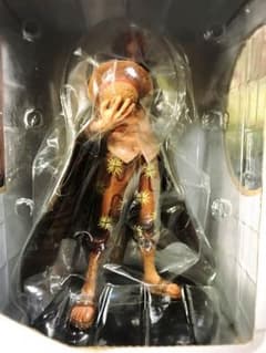 【ローソン一番くじラストワン賞】シャンクスフィギュアのサムネイル