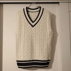 GU ケーブル編み Vネック ニットベストのサムネイル