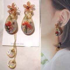 花の雫　フラワー レジン アシンメトリー サージカルステンレスピアスのサムネイル