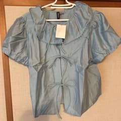 H&M DIVIDED フリルブラウス 半袖 ライトブルーのサムネイル