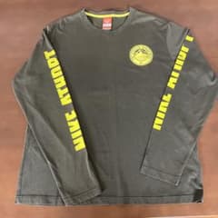 NIKEのロングTシャツ(カーキ)のサムネイル