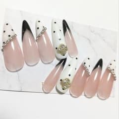 上品ブラックフレンチ×ドット×ビジューネイルのサムネイル