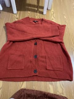 UNIQLOオレンジカラー　ボタン付き　カーディガンのサムネイル