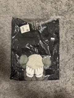 2021ss KAWS x UNIQLO 黒 Tシャツのサムネイル