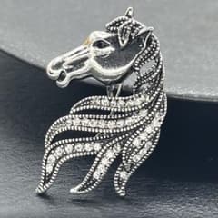 BC098-a ブローチ 馬 うま ホース おしゃれ シルバー色 ピンブローチ