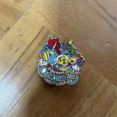 ポケモンセンター ピンバッジ クリスマス 2012 ピカチュウ ケルディオのサムネイル