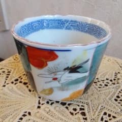 多色使い鶴と花のモチーフの蕎麦猪口　NO.1のサムネイル
