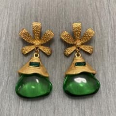 フラワーモチーフ　ビジューデザイン ドロップピアス