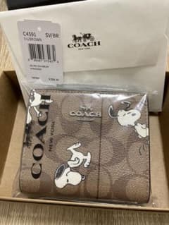 COACHコーチ　スヌーピー二つ折り財布アウトレット品のサムネイル