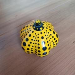 草間彌生黄色いかぼちゃ置物のサムネイル