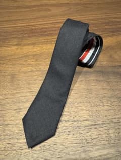 26SS THOM BROWNE トムブラウン ネクタイ チャコールトリコロール 26SS THOM BROWNE トムブラウン ネクタイ チャコールトリコロール