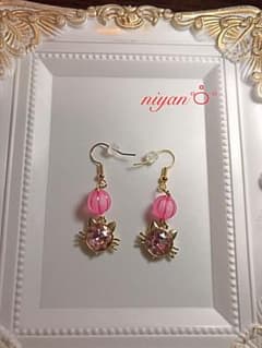 ～niyan˚࿀̊˚～キラキラピンク猫ちゃんのピアスのサムネイル