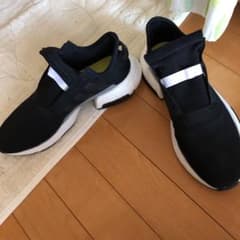 スニーカーアディダスのサムネイル