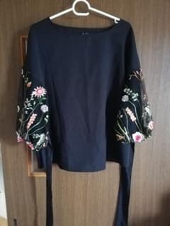 トップス 花柄　刺繍　袖のサムネイル